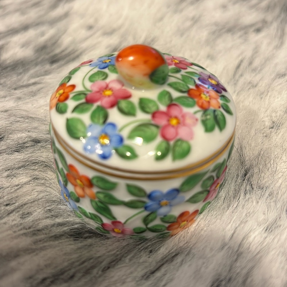 Herend Hungary Round Covered Floral Box With Strawberry‎ Knob